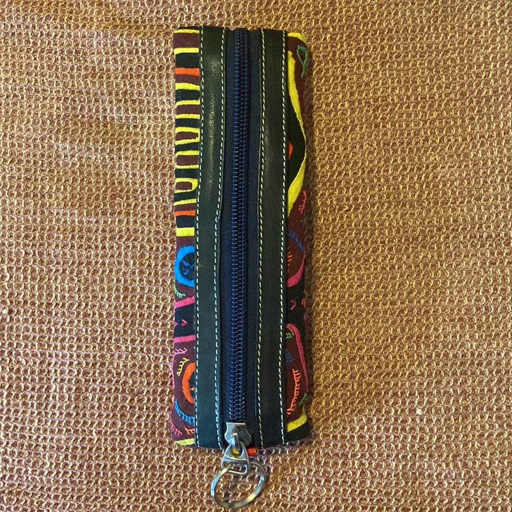 High quality handmade black leather pouch with Colombian mola design. NWOT 🇨🇴
